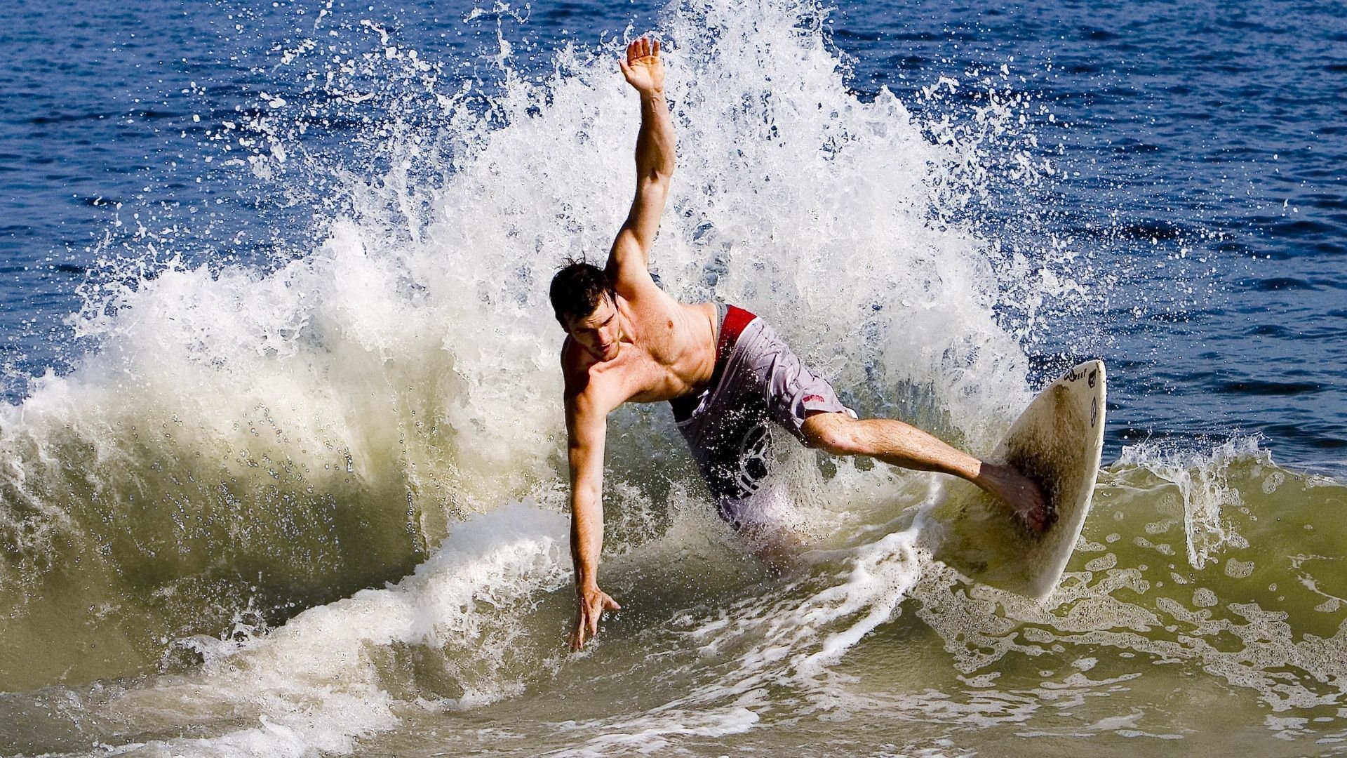 爱游戏电竞官网-“台球之美：天府校区体育馆上演完美击球瞬间”